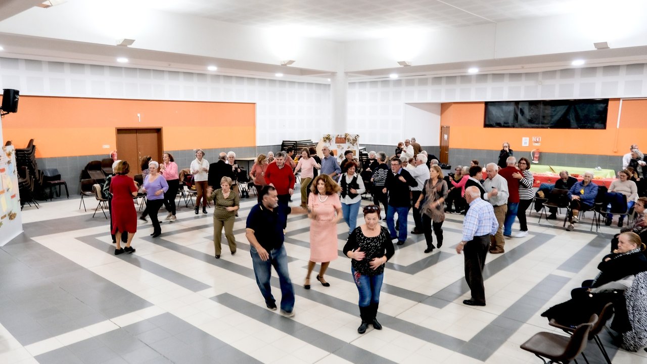 Baile sénior no salão da Paróquia de Carnaxide
