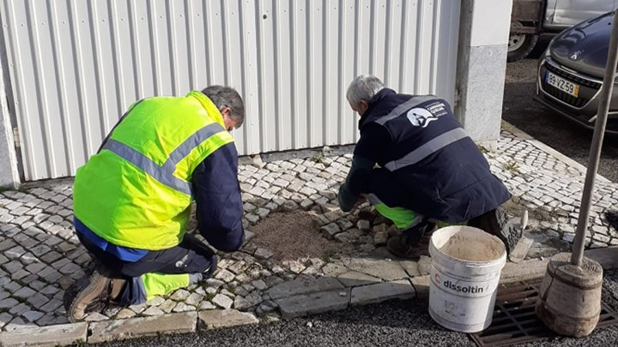 Reparação de calçada na R. Coronel Ribeiro Viana