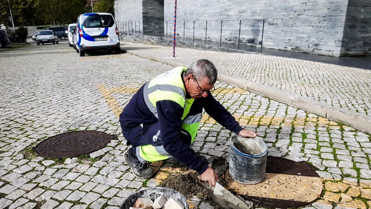 Reparação de calçada junto à Residência Madre Maria Clara