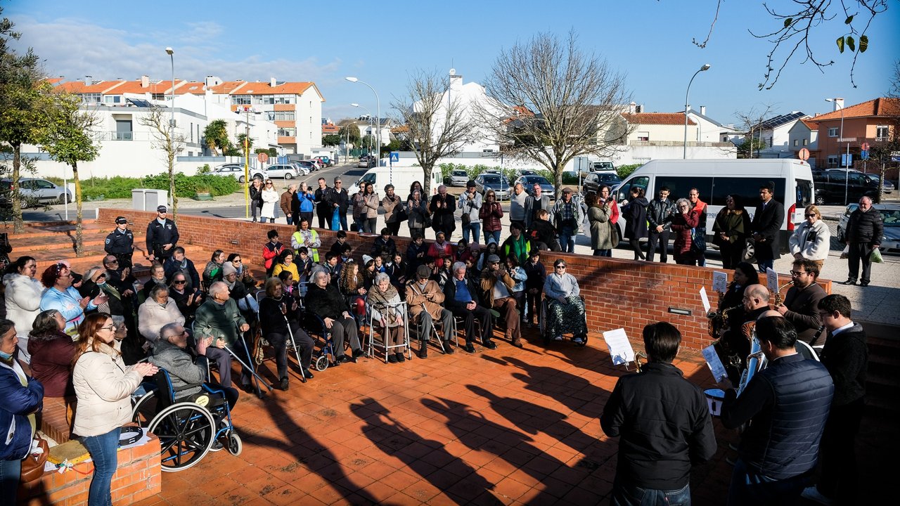 Jovens e Seniores cantam as Janeiras em Queijas