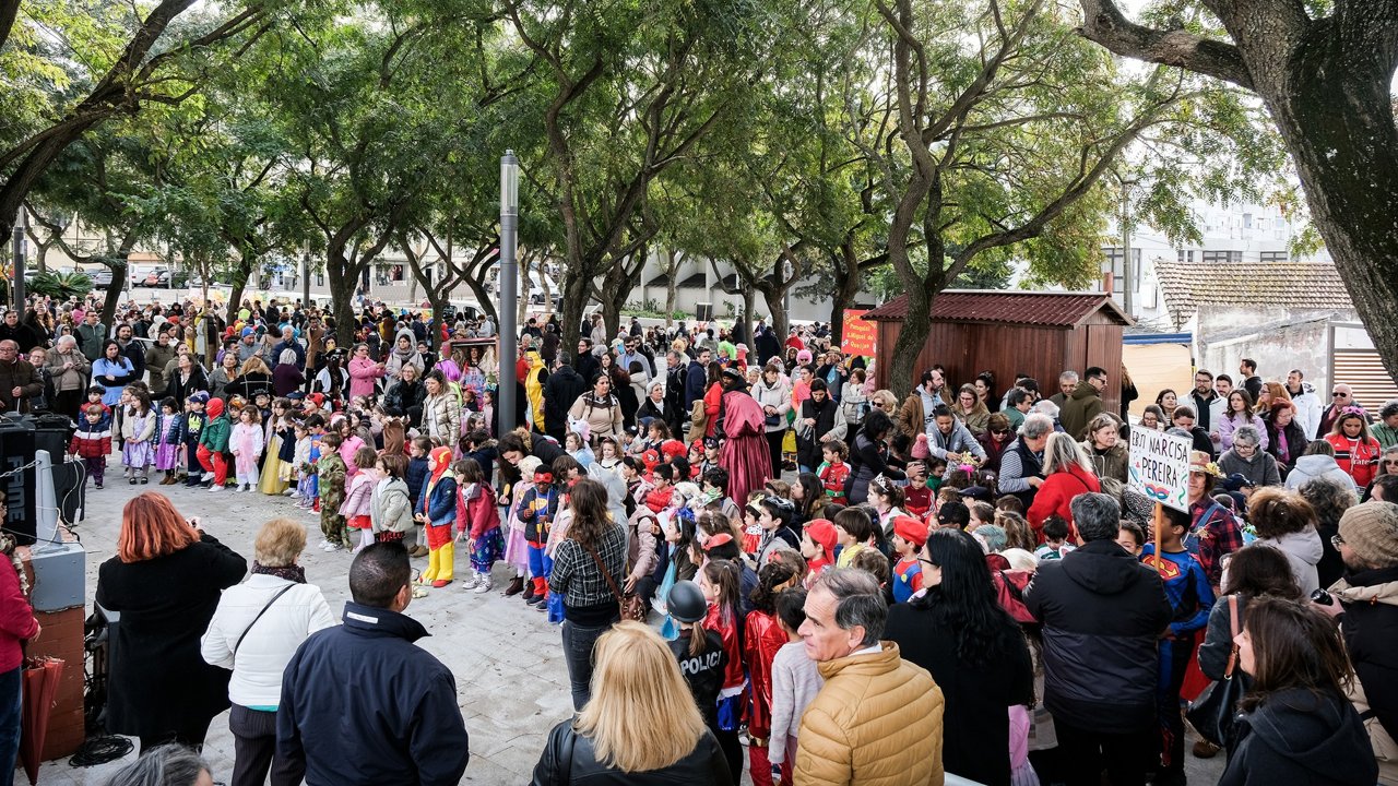 Crianças celebram o Carnaval pelas ruas da freguesia