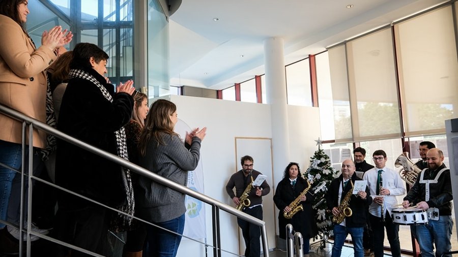 Bombeiros de Linda-a-Pastora cantam janeiras