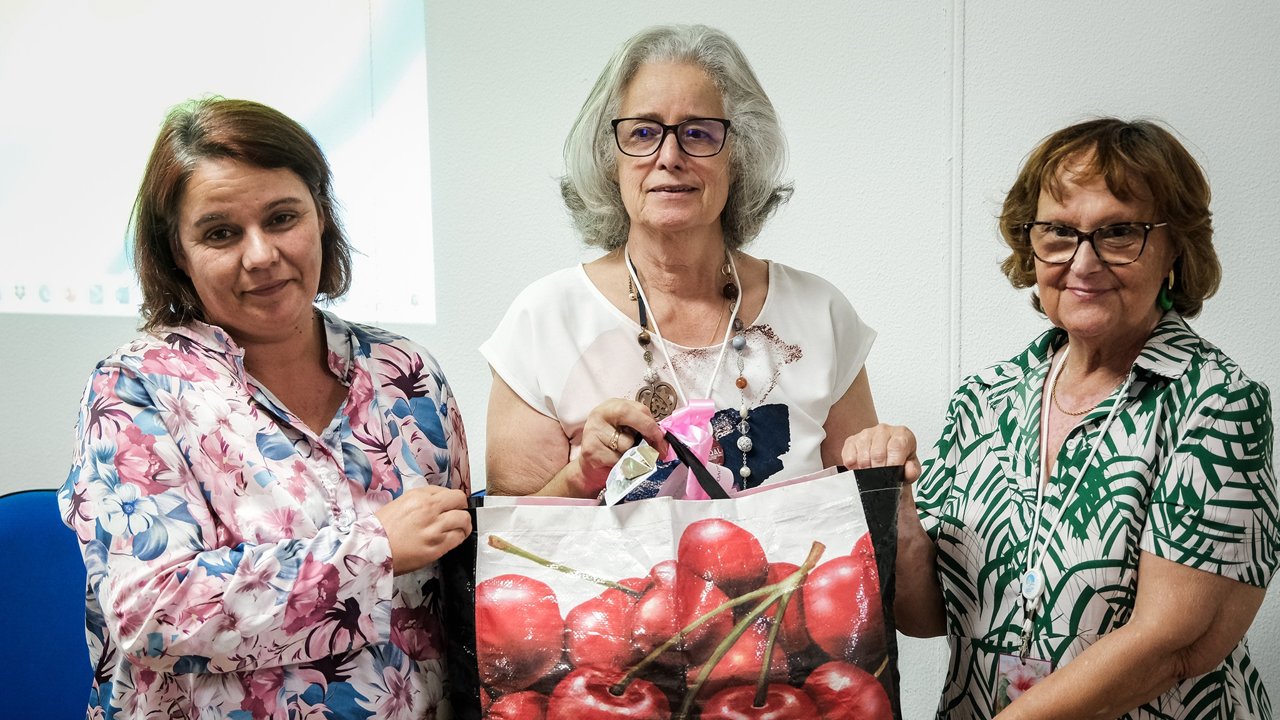 Entregar dos enxovais criados no projeto "Linhas com Amor"