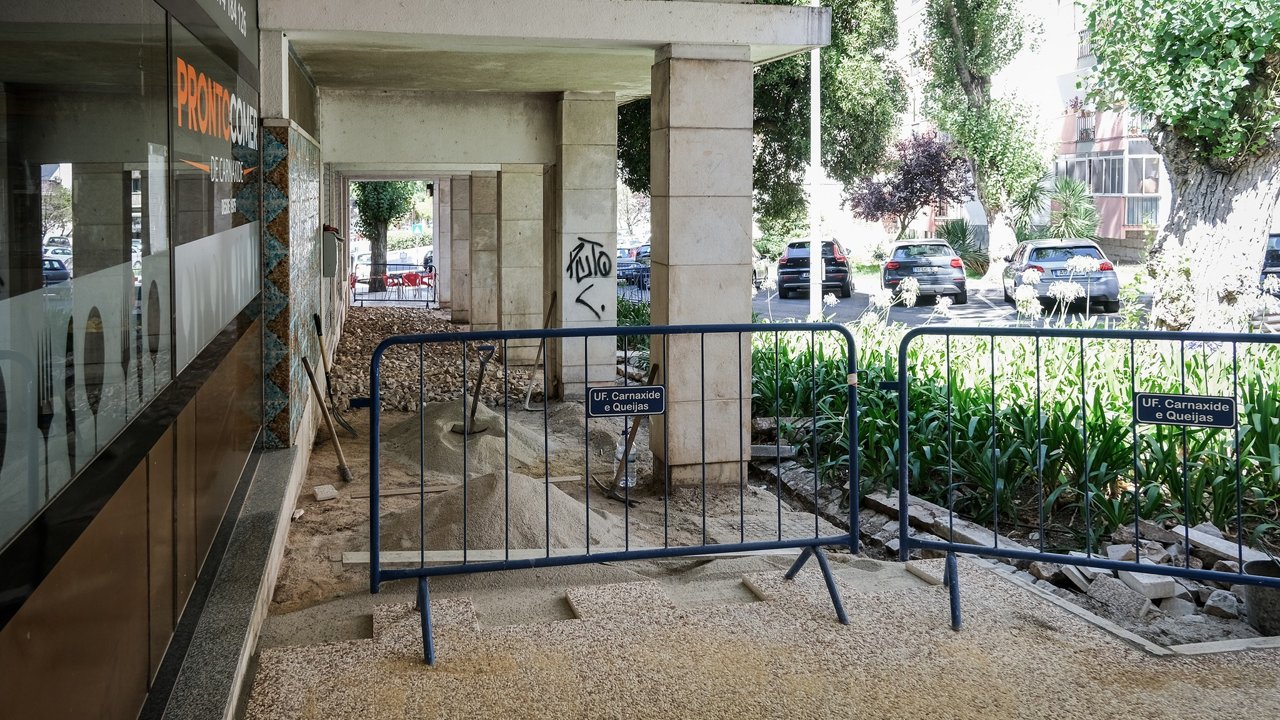 Substituição de calçada na Rua Antero Quental