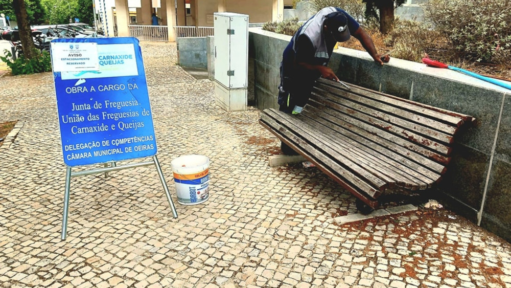 Reabilitação de bancos de exterior na Rua Amélia Rey Colaço