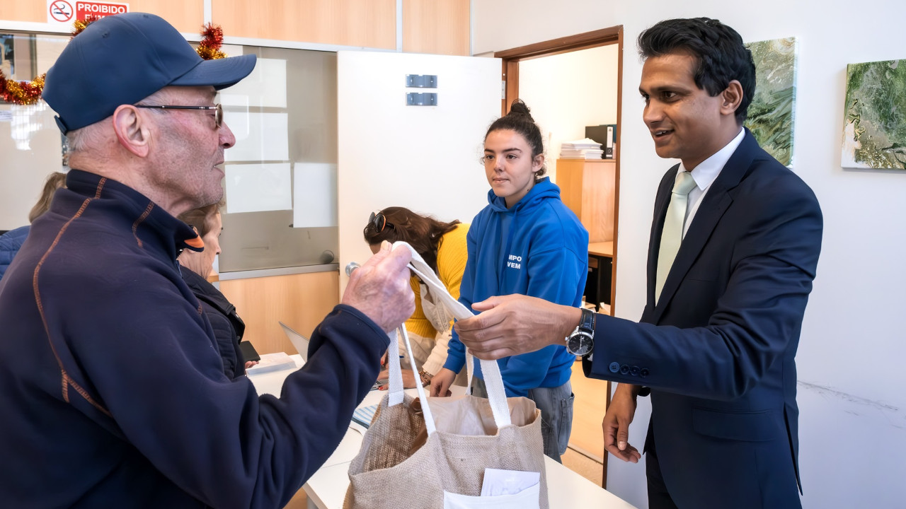 Município entrega cabazes de natal à população sénior 