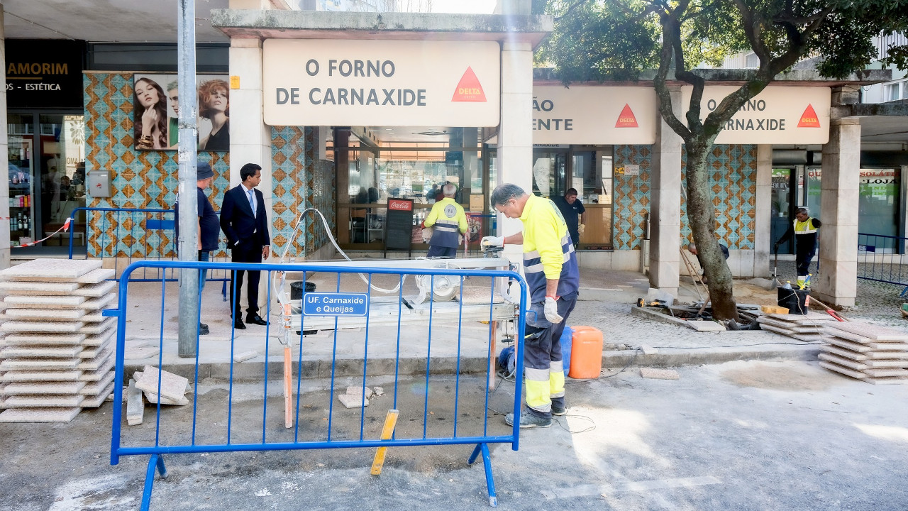 Aplicação de piso antiderrapante na Rua Antero de Quental