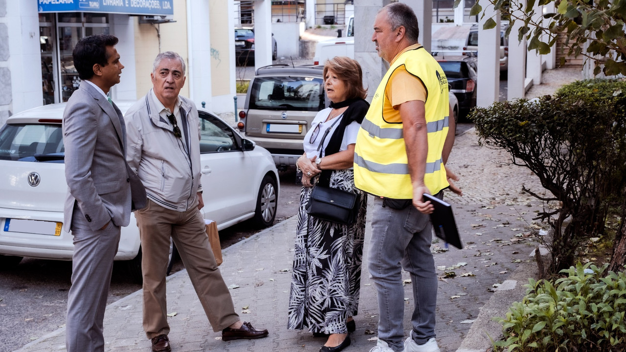 Presidente em contacto com moradores na Avenida de Portugal
