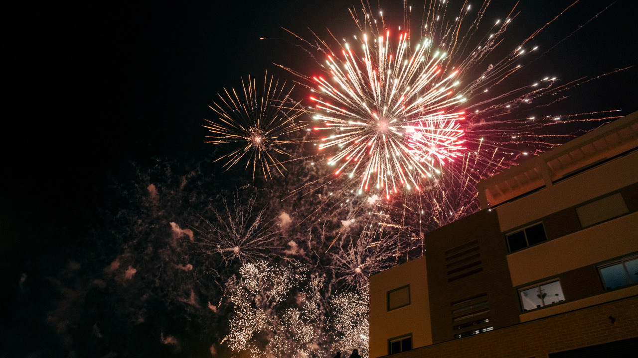 Fogo de artifício em Queijas celebra Abril