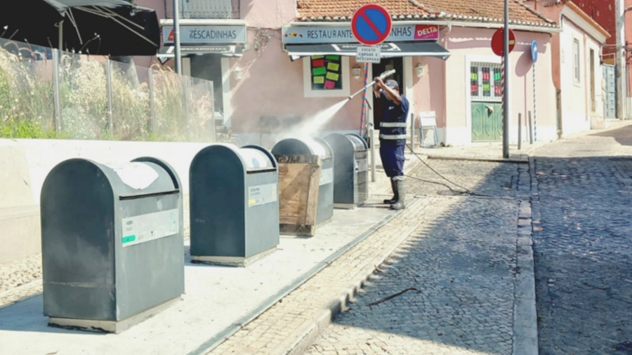 Trabalhos de lavagem dos espaços públicos no Largo Pátria Nova