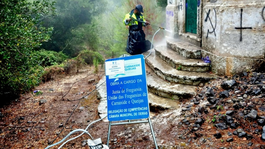 Trabalhos de remoção dos "tags" na Mãe-de-Água do Aqueduto de Carnaxide