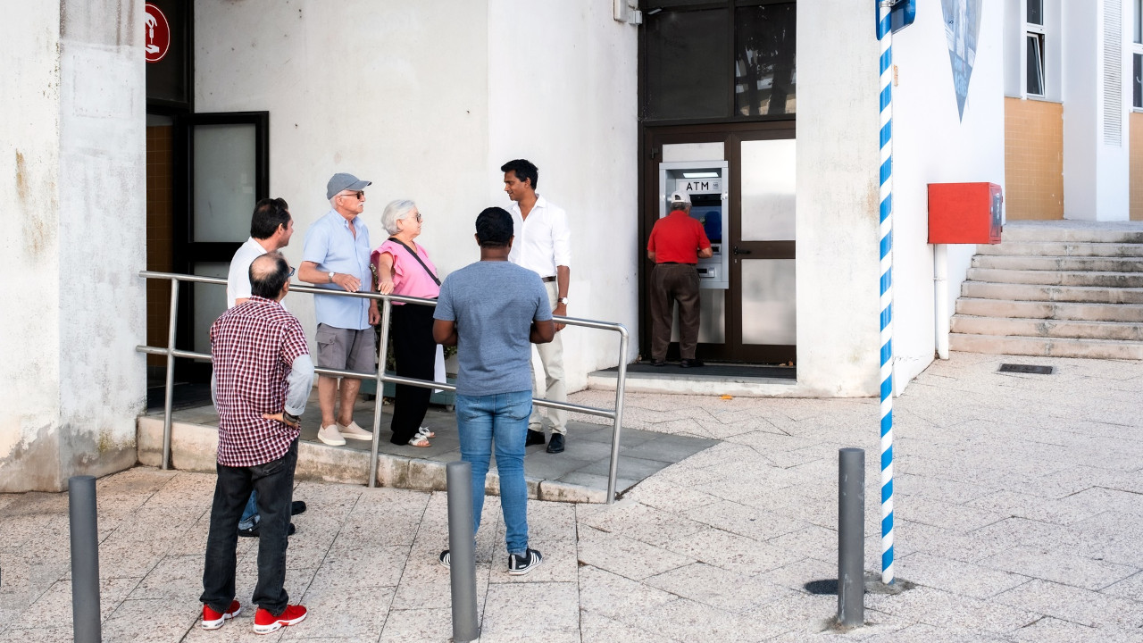  Caixa multibanco no Mercado de Queijas em funcionamento