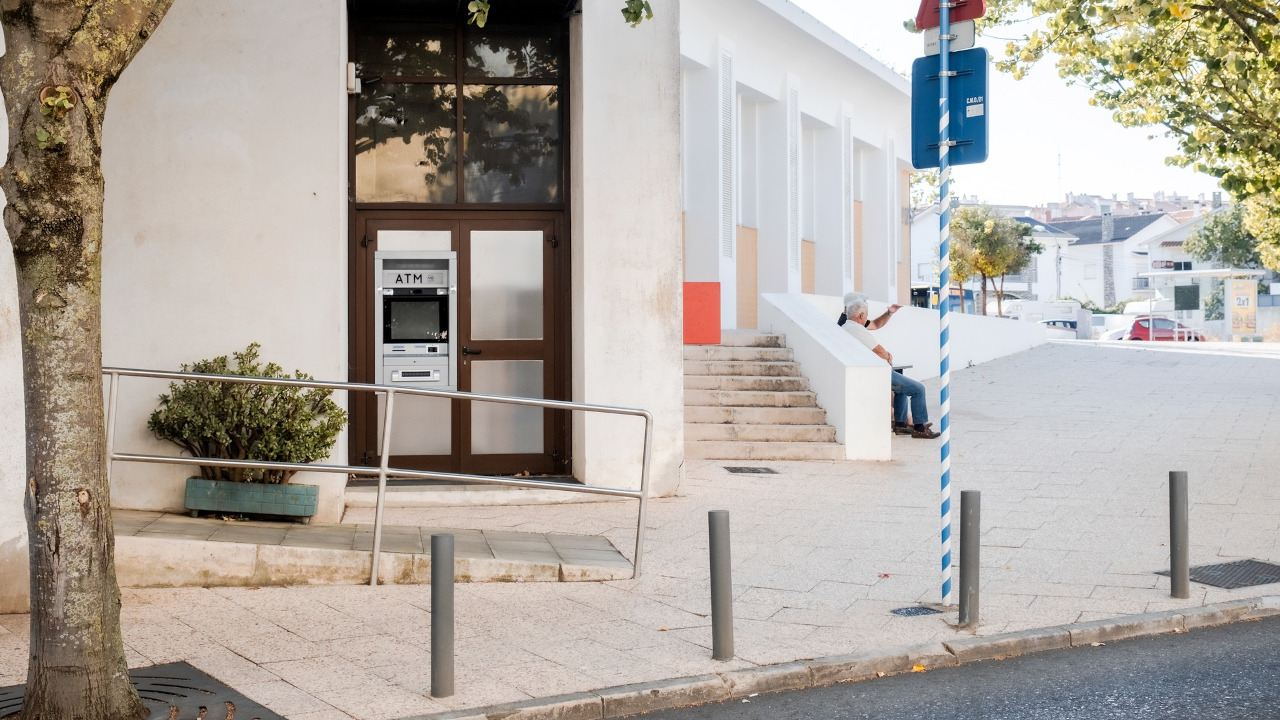 Nova caixa multibanco no Mercado de Queijas