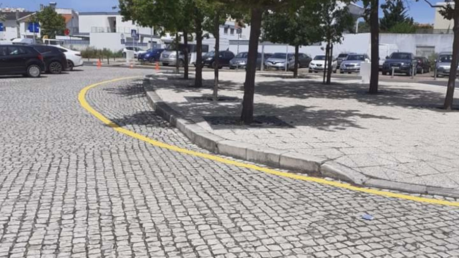 Marcação de sinalização horizontal junto à PSP de Queijas
