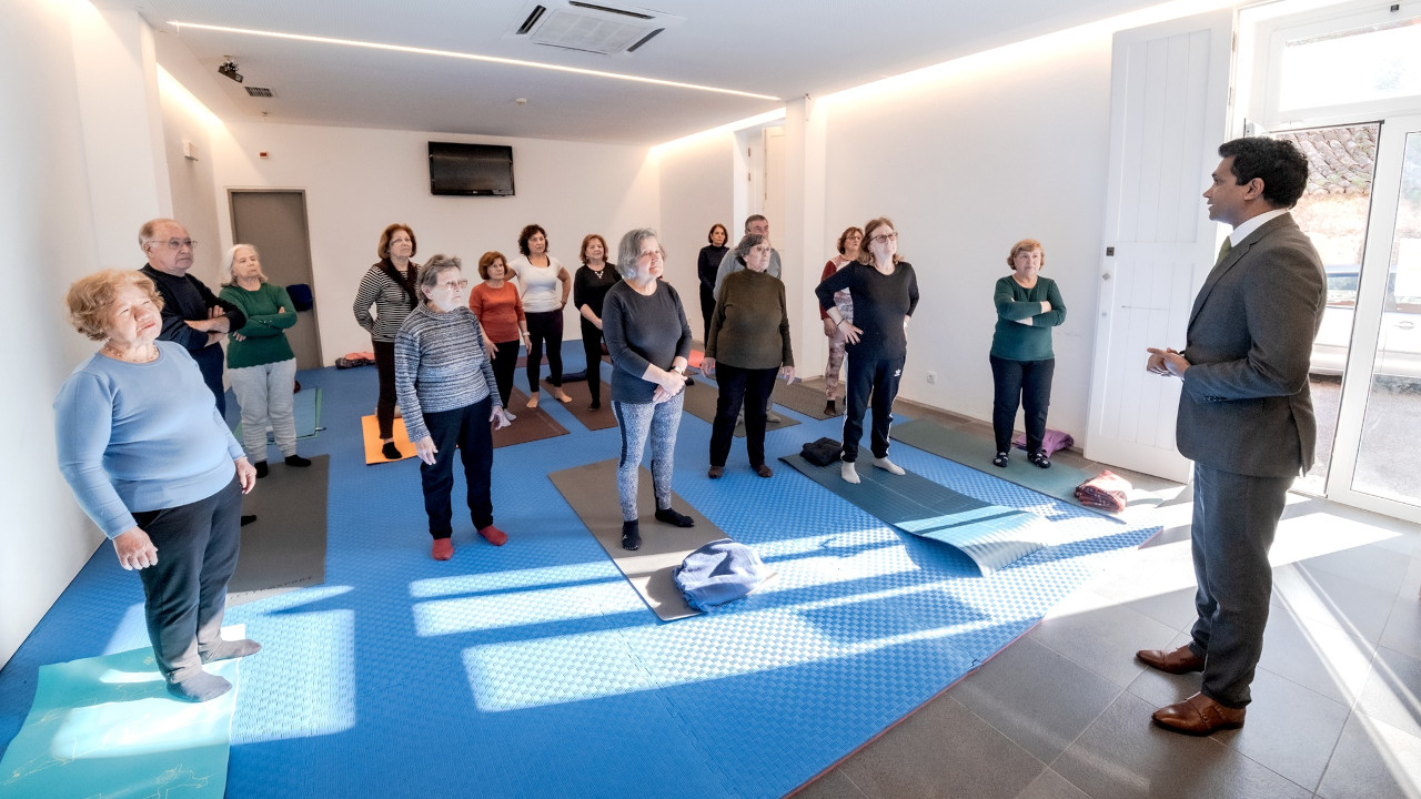 Primeira aula de ioga promovida pela Universidade Sénior