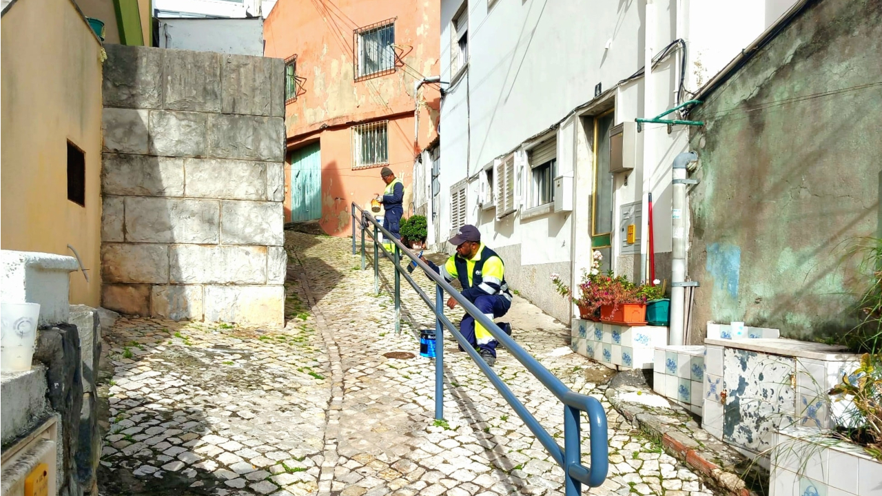 Trabalhos de manutenção de corrimãos na via pública