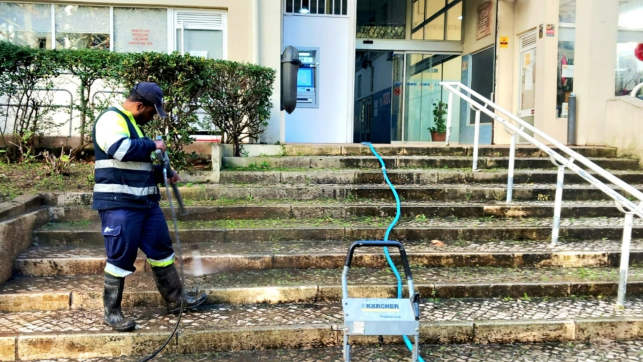 Limpeza das zonas exteriores do Mercado de Carnaxide