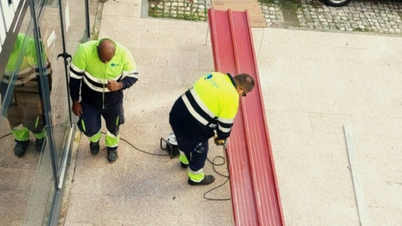 Trabalhos de manutenção no exterior do Mercado Municipal de Carnaxide