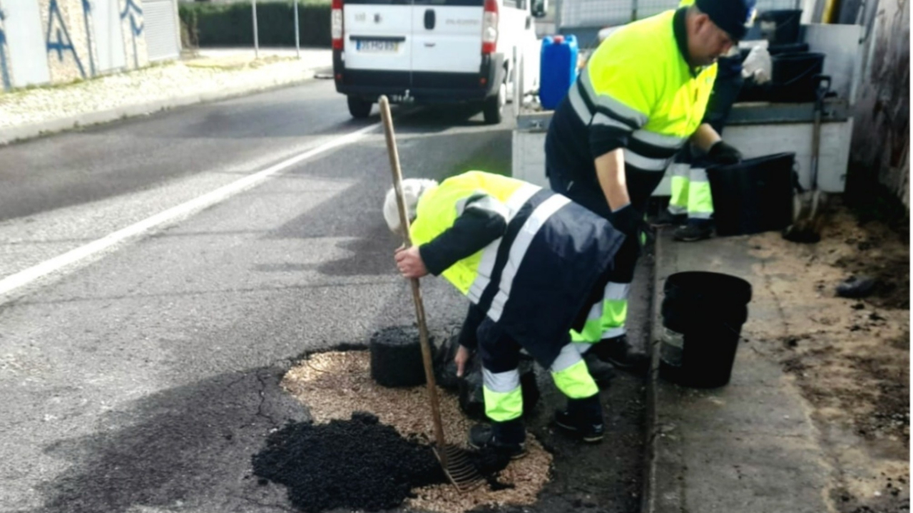 Reparação do piso na Rua Quinta do Salrego